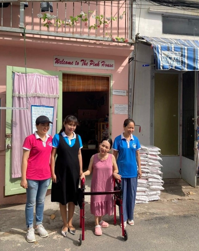 Trần Trà My trong một hoạt động từ thiện