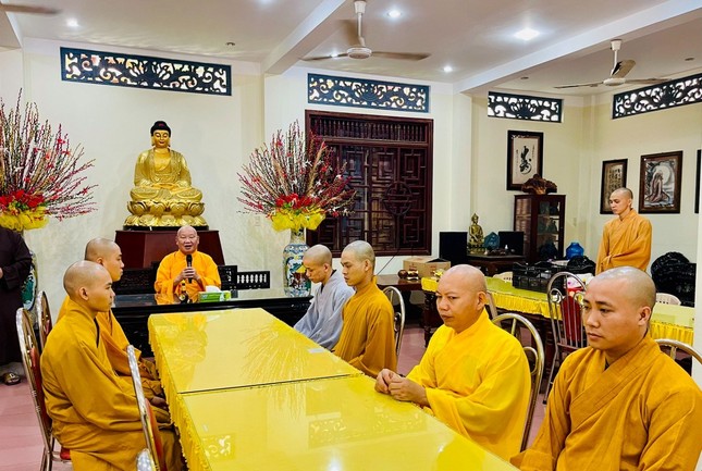 Hòa thượng Thích Nguyên Phước, Trưởng ban Trị sự kiêm Trưởng ban Tăng sự GHPGVN tỉnh Bình Định, Thiền chủ hạ trường tổ đình Long Khánh (TP.Quy Nhơn) tri ân và tán thán công đức Ban Từ thiện xã hội Phật giáo tỉnh cùng các cư sĩ, Phật tử đã đến thăm, cúng dường 3 tháng hạ an cư