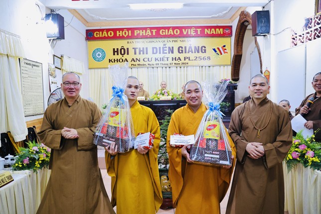 Trao giải khuyến khích đến Đại đức Thích Minh Nghĩa và Đại đức Thích Thiện Đạt
