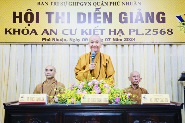 Trưởng lão Hòa thượng Thích Thanh Hùng sách tấn chư hành giả tham dự hội thi