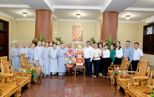 Đoàn tặng quà đến chư Ni trường hạ chùa Thanh Tâm Đoàn tặng quà đến chư Ni trường hạ chùa Thanh Tâm