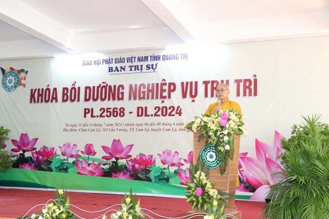 Thượng tọa Thích Quảng Thiện báo cáo công tác tổ chức Khóa bồi dưỡng nghiệp vụ trụ trì