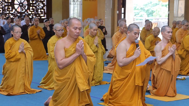 Đại diện hành giả tham dự khóa tu dâng lời phát nguyện Đại diện hành giả tham dự khóa tu dâng lời phát nguyện