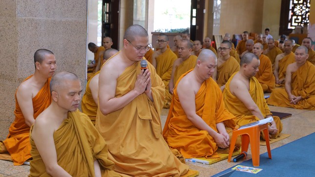 Đại đức Minh Sơn báo cáo số lượng hành giả tham dự khóa tu Đại đức Minh Sơn báo cáo số lượng hành giả tham dự khóa tu