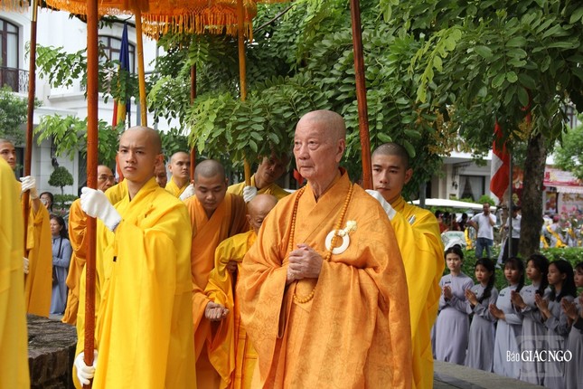 Đức Đệ tứ Pháp chủ GHPGVN hữu nhiễu Đài kỷ niệm Thánh tử đạo tưởng nhớ sự hy sinh của Tăng Ni, Phật tử trong Pháp nạn 1963 Đức Đệ tứ Pháp chủ GHPGVN hữu nhiễu Đài kỷ niệm Thánh tử đạo tưởng nhớ sự hy sinh của Tăng Ni, Phật tử trong Pháp nạn 1963