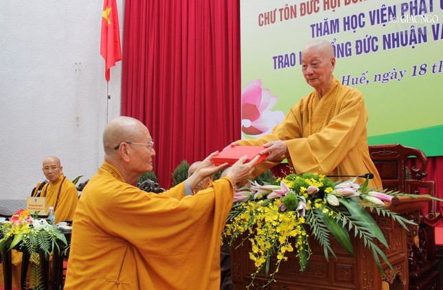 Đức Pháp chủ trao 200 triệu đồng trích từ Quỹ học bổng Đức Nhuận và ngài cúng dường cho Học viện