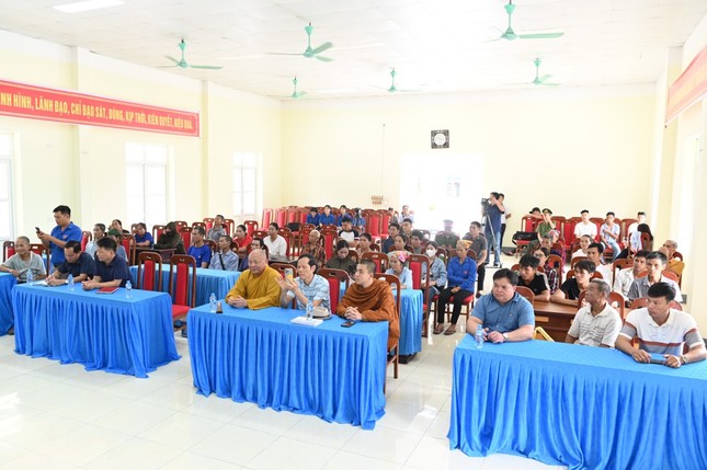 Quang cảnh buổi tặng quà