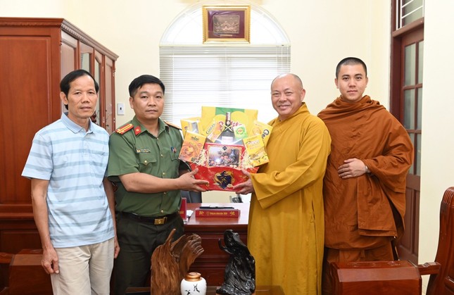 Tặng quà đến Công an H.Mường Lát