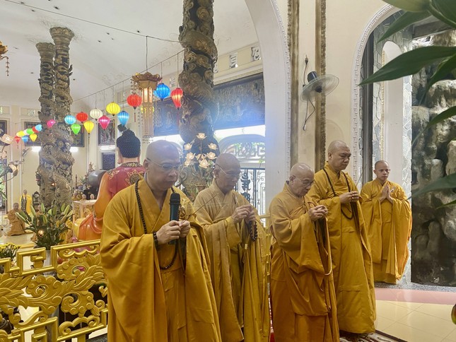 Chư tôn đức niêm hương lễ Phật Chư tôn đức niêm hương lễ Phật