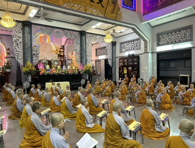 Chư Ni cùng nhau Bố-tát, thính giới tại tổ đình Kim Sơn Chư Ni cùng nhau Bố-tát, thính giới tại tổ đình Kim Sơn