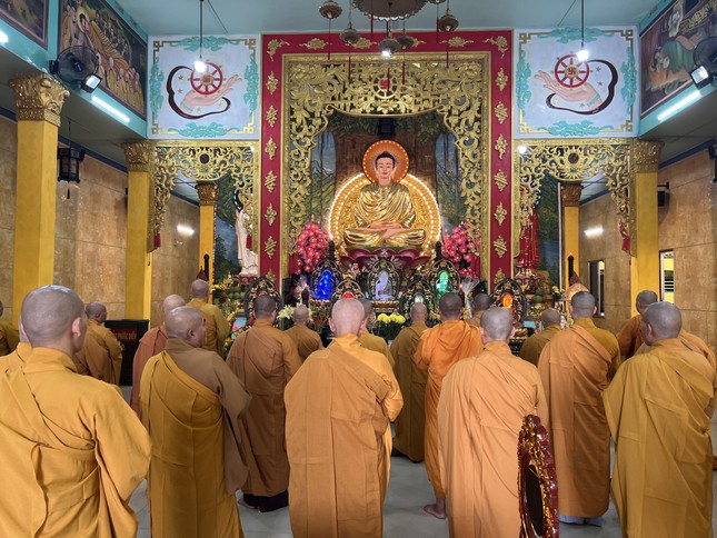 Chư Tăng cử hành lễ Bố-tát tại chánh điện chùa Tuyền Lâm Chư Tăng cử hành lễ Bố-tát tại chánh điện chùa Tuyền Lâm