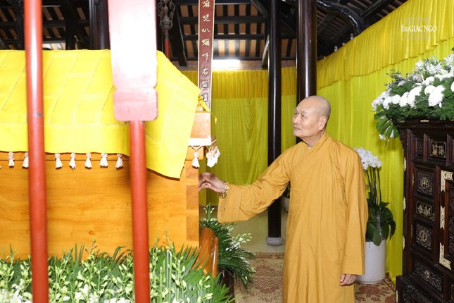 Hòa thượng Thích Hải Ấn bên kim quan pháp lữ