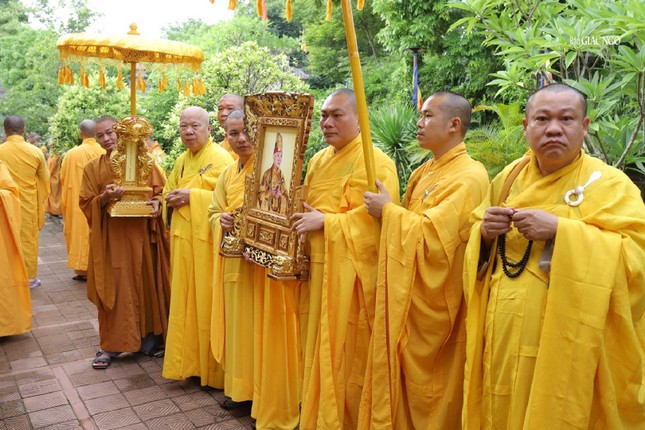 Môn đồ pháp quyến cung thỉnh linh vị, di ảnh Hòa thượng Tôn sư