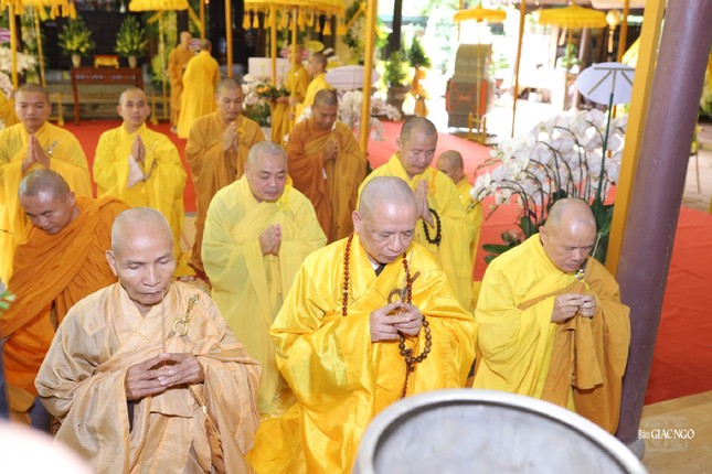 Hòa thượng Thích Phước Minh, Trưởng ban Trị sự GHPGVN tỉnh Quảng Nam cùng Ban Thường trực Ban Trị sự GHPGVN tỉnh dâng hương tưởng niệm