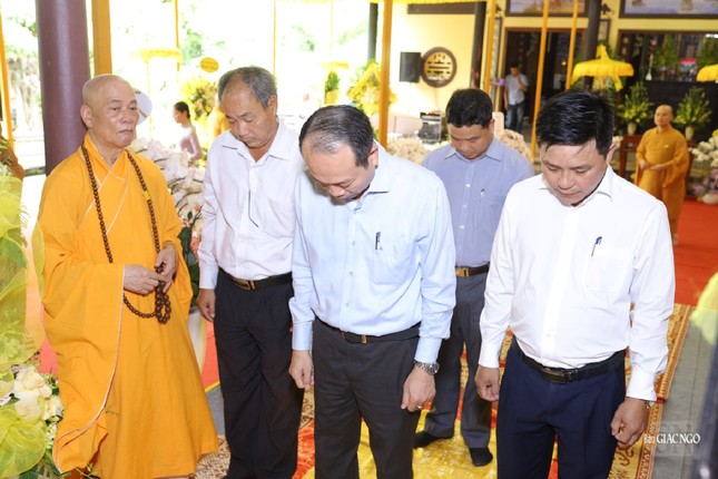 Đoàn UBND tỉnh Thừa Thiên Huế tưởng niệm Hòa thượng Thích Huệ Trí