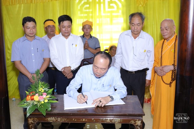 Ông Phan Quý Phương, Phó Chủ tịch UBND tỉnh Thừa Thiên Huế ghi sổ tang lưu niệm