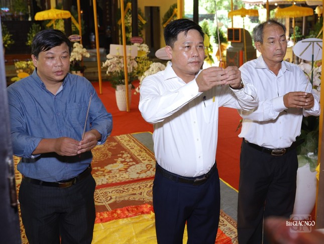 Ông Nguyễn Văn Lập, Trưởng ban Tôn giáo tỉnh cùng các thành viên trong phái đoàn dâng hương tưởng niệm