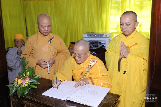 Hòa thượng Thích Quán Chơn, đại diện môn phái Hải Đức ghi vào sổ tang lưu niệm