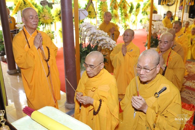 Trưởng lão Hòa thượng Thích Quang Nhuận, Thành viên Hội đồng Chứng minh; Hòa thượng Thích Hải Ấn, Ủy viên Thường trực Hội đồng Trị sự, Viện trưởng Học viện Phật giáo VN tại Huế cùng Hội đồng Điều hành Học viện tưởng niệm Hòa thượng Thích Huệ Trí