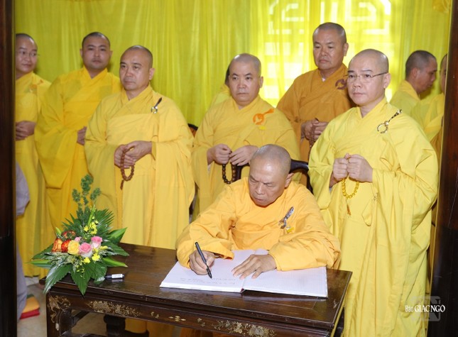 Hòa thượng Thích Từ Nghiêm, Trưởng ban Trị sự Phật giáo TP.Đà Nẵng ghi sổ tang lưu niệm