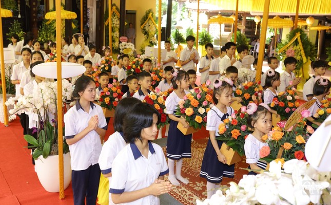 Các em Gia đình Phật tử chùa Đức Sơn dâng hoa cúng dường Giác linh Hòa thượng