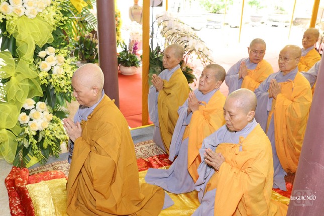 Chư Ni đảnh lễ tưởng niệm Giác linh Hòa thượng