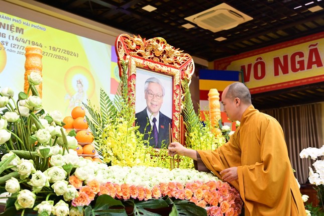 Chư Tăng dâng hương tưởng niệm Chư Tăng dâng hương tưởng niệm