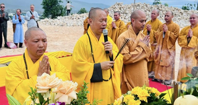 Chư tôn đức niêm hương bạch Phật Chư tôn đức niêm hương bạch Phật