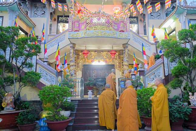 Chư hành giả vân tập chánh điện để chuẩn bị khóa lễ tụng kinh Chư hành giả vân tập chánh điện để chuẩn bị khóa lễ tụng kinh