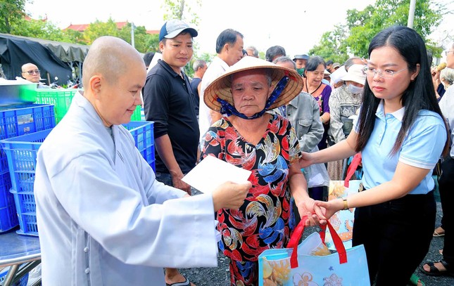 Bà con khó khăn đến với &quot;Gian hàng 0 đồng&quot;, mỗi người còn được nhận bì thư 300 nghìn đồng tiền mặt