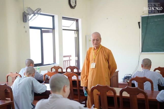 Hòa thượng Viện trưởng quang lâm phòng thi khuyến khích Tăng Ni sinh viên Hòa thượng Viện trưởng quang lâm phòng thi khuyến khích Tăng Ni sinh viên