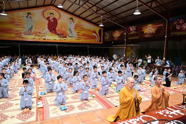 Chư tôn đức hướng dẫn các khóa sinh tụng kinh