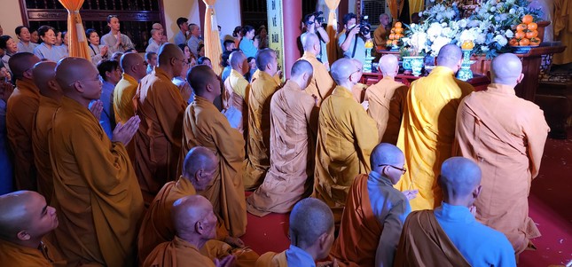 Môn đồ pháp quyến làm lễ thọ tang Môn đồ pháp quyến làm lễ thọ tang
