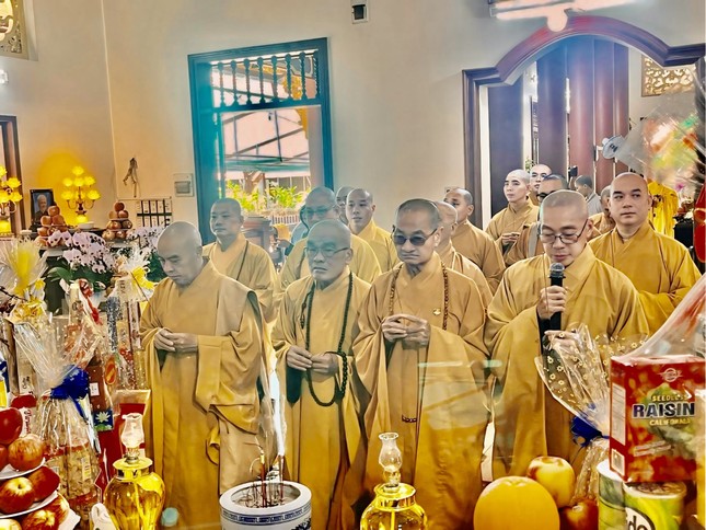 Chư tôn giáo phẩm thắp hương tưởng niệm