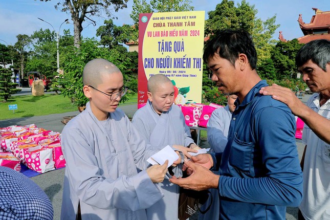 200 phần quà được trao tặng đến người khiếm thị