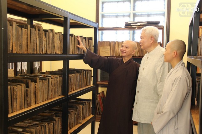 Kho tư liệu mộc bản Phật giáo Huế có số lượng 828 tấm (1.319 mặt khắc) với nhiều nội dung như: kinh, luật, luận, trước tác, phái điệp quy y - thế độ, tranh đồ họa cổ... Kho tư liệu mộc bản Phật giáo Huế có số lượng 828 tấm (1.319 mặt khắc) với nhiều nội dung như: kinh, luật, luận, trước tác, phái điệp quy y - thế độ, tranh đồ họa cổ...