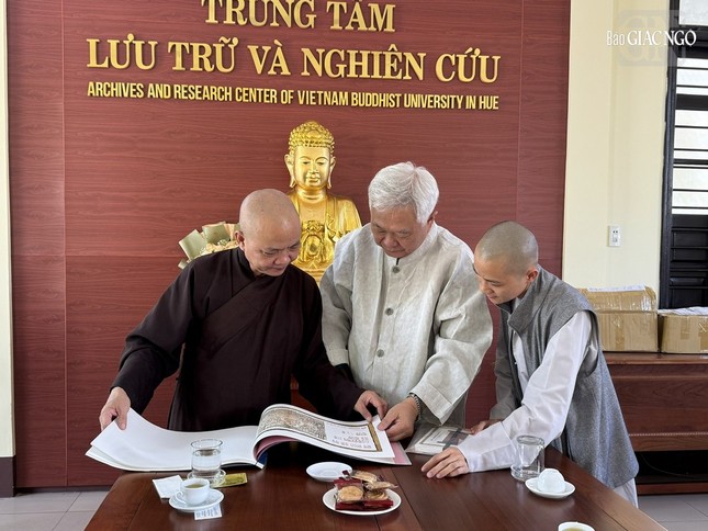 Đại sư Seon-hak giới thiệu tư liệu mộc bản với hơn 6.000 hiện vật tại bảo tàng ông đang làm Giám đốc Đại sư Seon-hak giới thiệu tư liệu mộc bản với hơn 6.000 hiện vật tại bảo tàng ông đang làm Giám đốc