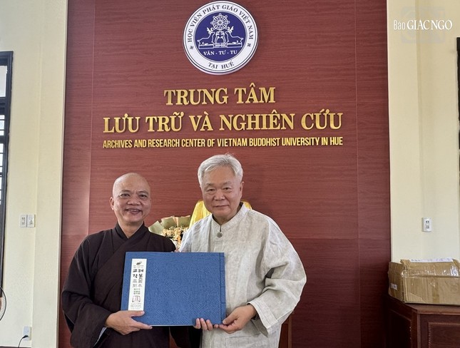 Đại sư Seon-hak trao tặng bản đến Trung tâm Lưu trữ và Nghiên cứu thuộc Học viện Phật giáo VN tại Huế Đại sư Seon-hak trao tặng bản đến Trung tâm Lưu trữ và Nghiên cứu thuộc Học viện Phật giáo VN tại Huế