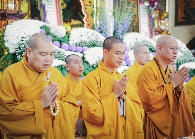 Chư Tăng hướng dẫn đại chúng tụng kinh Vu lan