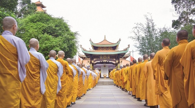 Chư Tăng Ni tưởng niệm anh hùng liệt sĩ tại Đền Bến Dược (H.Củ Chi, TP.HCM) - Ảnh: Quảng Đạo