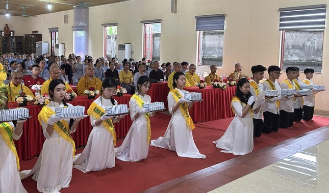 Các bạn Thanh thiếu niên Phật tử dâng vật phẩm cúng dường Các bạn Thanh thiếu niên Phật tử dâng vật phẩm cúng dường