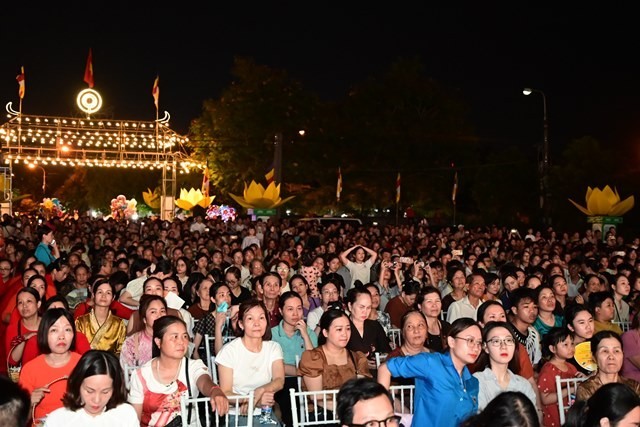 Đông đảo người dân, Phật tử tham dự đêm hội