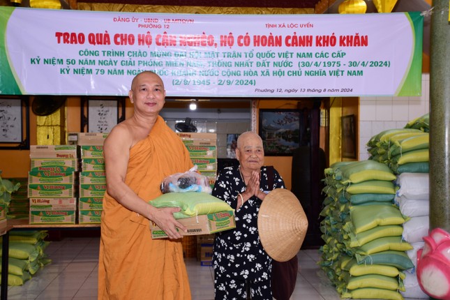 Đại đức Thích Minh Sĩ tặng quà Đại đức Thích Minh Sĩ tặng quà