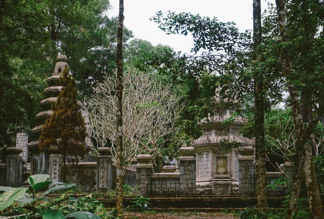 Chùa Từ Hiếu còn nổi tiếng bởi nơi đây có lưu giữ phần mộ các quan thái giám triều Nguyễn