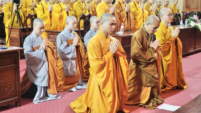 Đại đức Thích Bản Luận dâng lời tác bạch