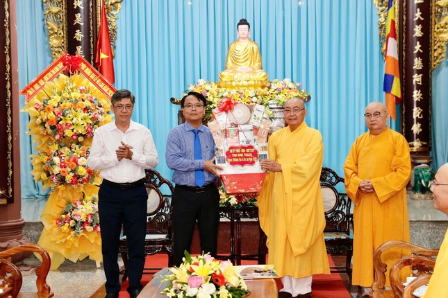 Tặng quà chúc mừng Đại lễ Vu lan - Báo hiếu Phật lịch 2568 đến Ban Trị sự GHPGVN tỉnh Bình Thuận Tặng quà chúc mừng Đại lễ Vu lan - Báo hiếu Phật lịch 2568 đến Ban Trị sự GHPGVN tỉnh Bình Thuận