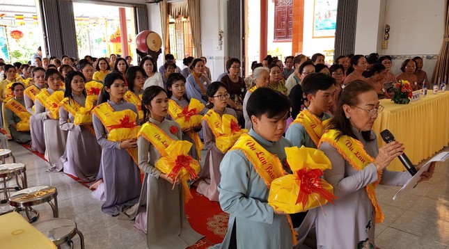 Đại diện Phật tử tác bạch dâng y ca-sa cúng dường Đại diện Phật tử tác bạch dâng y ca-sa cúng dường