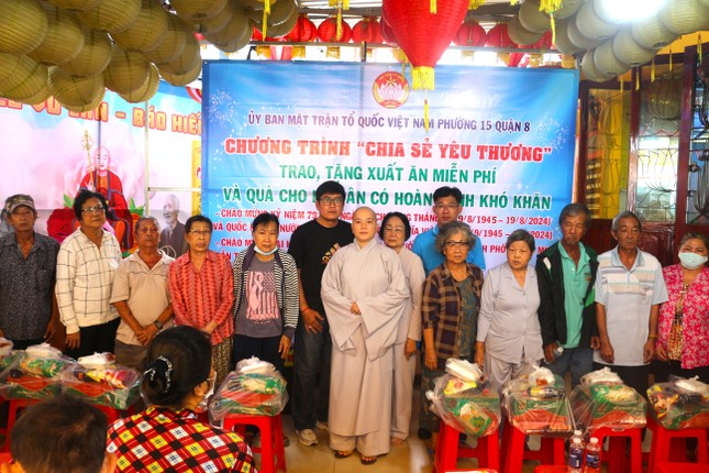 Chùa Pháp Thiền trao 100 phần quà đến người nghèo tại địa phương