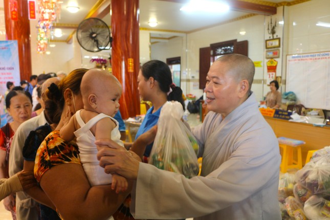 Ni sư Thích nữ Huệ Tuyến tận tay trao quà