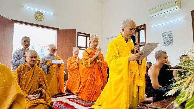 Đại diện Tăng Ni sinh dâng lời tác bạch Đại diện Tăng Ni sinh dâng lời tác bạch